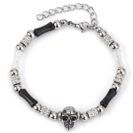 Bracciale da uomo con teschio e perline.