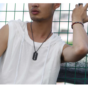 Collana con Ciondolo a Forma di Lama di Rasoio