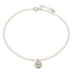 Cavigliera in argento 925, con perle iridate (ø 3 mm) e piastrina martellata. Cm 22+4